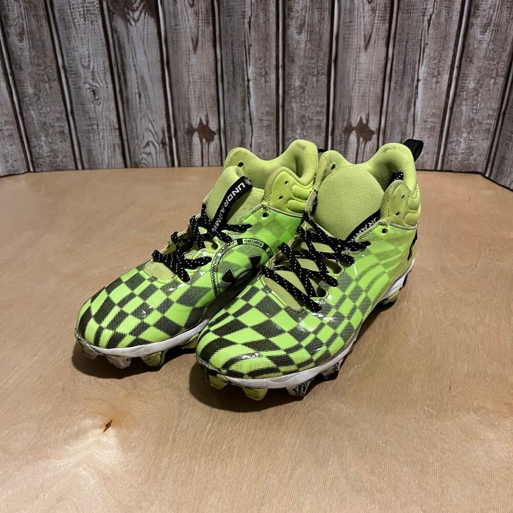 Kids Under Armour Cleats - yellow and black size 3.5Y